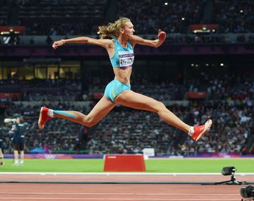 La kazaja Olga Rypakova en la prueba de salto triple