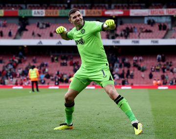 Con una espectacular tapada del Dibu