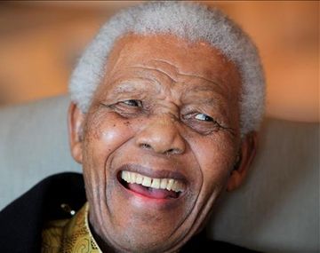 Nelson Mandela mejora y este jueves cumple 95 años