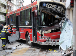 Un colectivero se peleó con un pasajero y chocó: 32 heridos