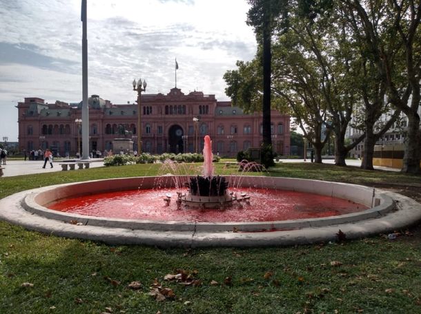 Tiñeron de rojo el agua de dos fuentes de la Plaza de Mayo en el aniversario de la muerte de Nisman