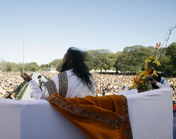 Ravi Shankar meditó ante un multitud en una plaza de Palermo