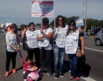Docentes de FEB protestan en la ruta 2 en el regreso de las minivacaciones
