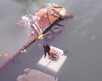Video: quiso evitar un choque y cayó con el camión al río