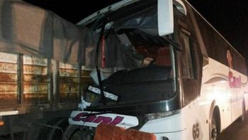 micro se trago un camion y dejo heridos a todos sus pasajeros micro se trago un camion y dejo heridos a todos sus pasajeros