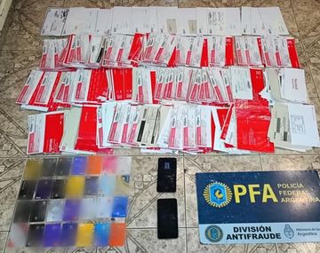Interceptaban las tarjetas de crédito cuando eran enviadas por correo para hacer estafas