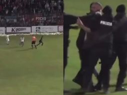 un hincha se metio al campo de juego para agredir al arbitro y termino en un blooper un hincha se metio al campo de juego para agredir al arbitro y termino en un blooper