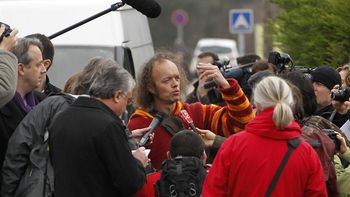 Un vecino de la localidad francesa de Bugarach habla con la prensa Un vecino de la localidad francesa de Bugarach habla con la prensa