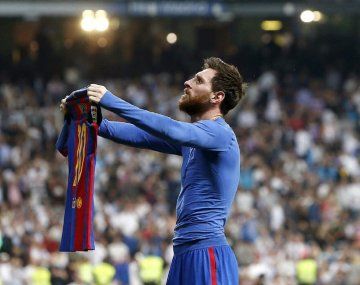 Una imagen icónica: Messi frente a Real Madrid ofreciendo su camiseta en el último minuto tras marcar el gol de la victoria.
