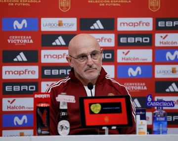 La tensa reacción del DT de España tras una pregunta polémica por el debut de Joan García