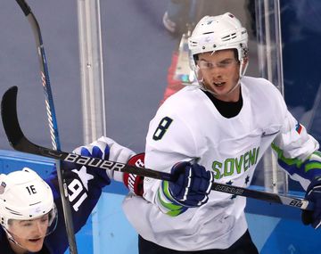 El defensor, expulsado de la Villa Olímpica