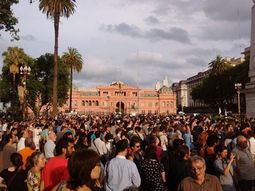 multitudinaria movilizacion en la plaza de mayo en defensa de la ley de medios multitudinaria movilizacion en la plaza de mayo en defensa de la ley de medios