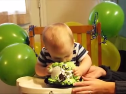 Mirá la reacción de un bebé al ver su torta 