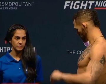 La fanática que no ocultó su admiración por los cuerpos de los luchadores