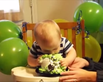 Mirá la reacción de un bebé al ver su torta 