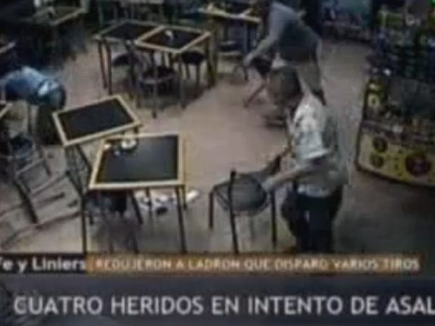 Entra a robar a una estación de servicio y los clientes lo frenan a golpes