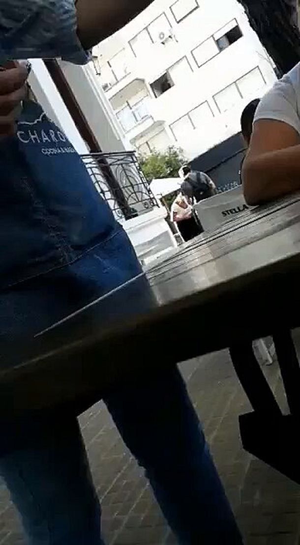 Se enteró que pedían Pase Sanitario y basureó a una camarera