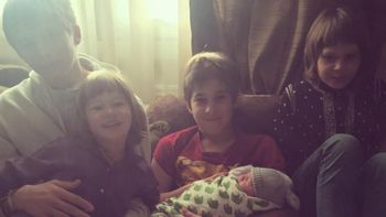 con una tierna foto, dolores barreiro presento a su hija indra con una tierna foto, dolores barreiro presento a su hija indra