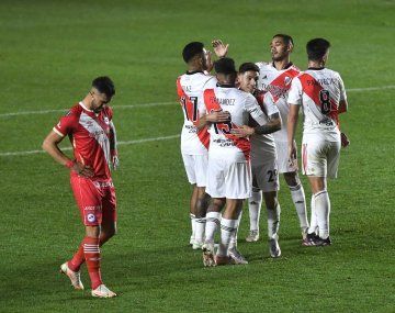 Los audios del VAR de Argentinos - River: el gol anulado a Carrascal y el penal que no revisaron