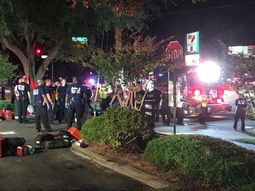 al menos 50 muertos en un tiroteo y toma de rehenes en boliche gay de orlando al menos 50 muertos en un tiroteo y toma de rehenes en boliche gay de orlando