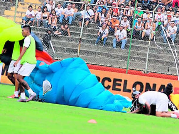 Un paracaidista aterrizó arriba de un jugador argentino en Ecuador