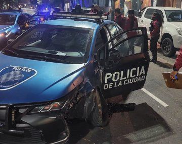 Un patrullero chocó contra una camioneta estacionada en pleno Recoleta