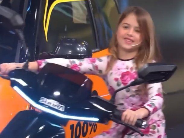 Quién frenó la moto en la que estaba subida la hija de Fernanda Callejón en La Noche del Domingo