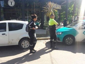 Encontraron a una nena de 2 años encerrada en un auto mal estacionado