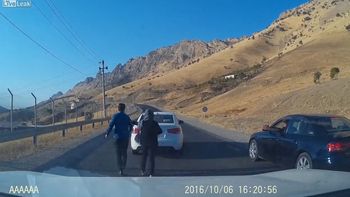 Se quiso pelear, pero la mamá se bajó del auto y lo retó Se quiso pelear, pero la mamá se bajó del auto y lo retó