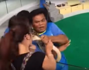 Una mujer intentó besar una serpiente