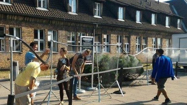 Polémica por aspersores para el calor en Auschwitz que recuerdan el Holocausto