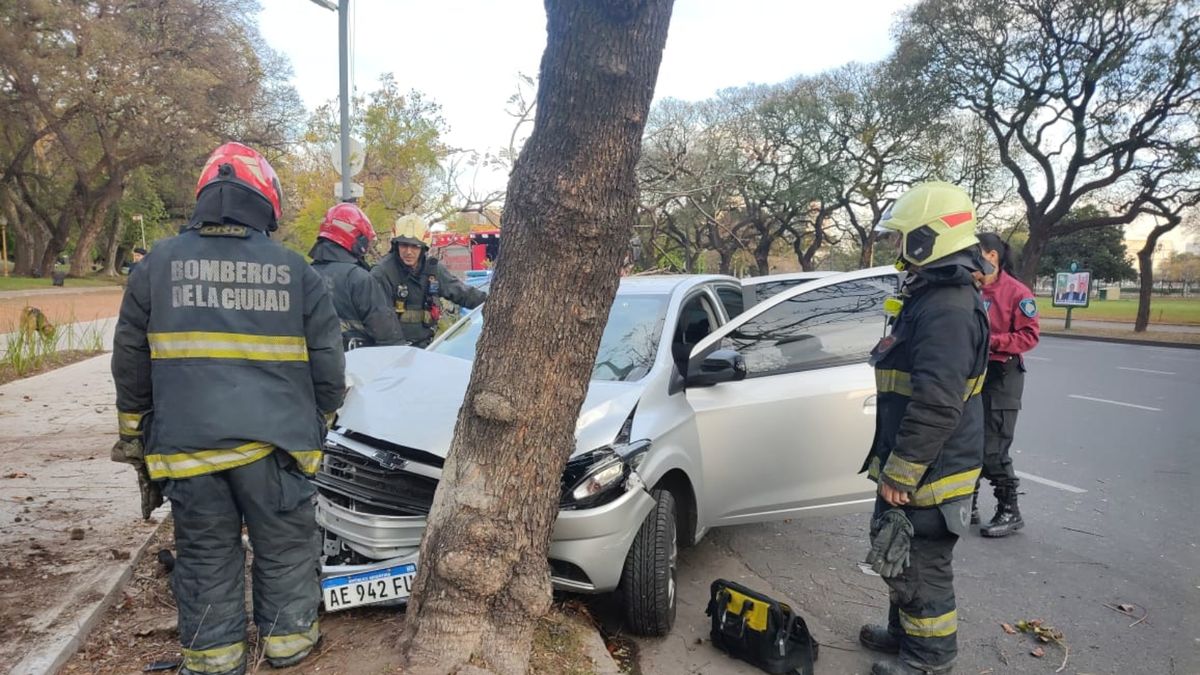 Choque en Recoleta: perdió el control de su auto y la frenó un árbol