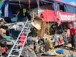 Tragedia en Brasil: choque entre micro y camión deja decenas de víctimas