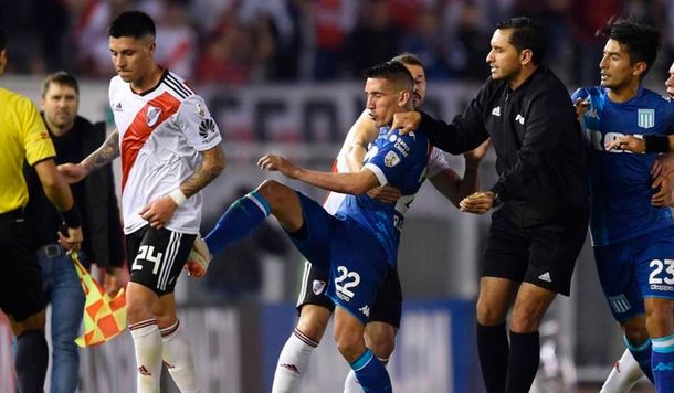 Mano, penal sin rebote y frenar el cronómetro: los cambios que evaluán para el fútbol