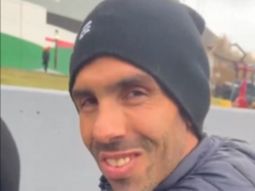 la reaccion de carlos tevez cuando un hincha le pidio que sea dt de boca: saca a martinez la reaccion de carlos tevez cuando un hincha le pidio que sea dt de boca: saca a martinez