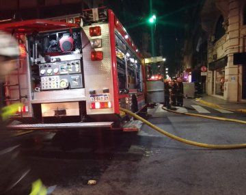 Incendio en un departamento de Tribunales: dos personas debieron ser hospitalizadas