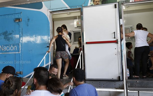 El Gobierno anunció que restringirá la aplicación gratuita de la vacuna contra la fiebre amarilla