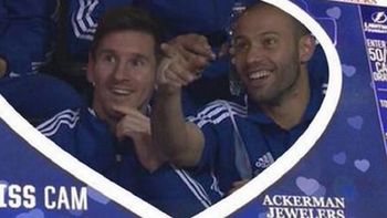 falto el besito: messi y mascherano, escrachados por la kiss cam falto el besito: messi y mascherano, escrachados por la kiss cam
