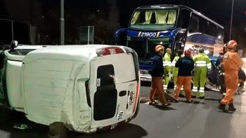 fuerte choque entre un micro, un auto y una camioneta dejo varios heridos en la autopista 25 de mayo