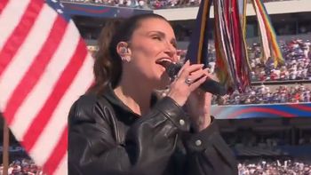 Idina Menzel fue la encargada de entonar el himno de Estados Unidos en la previa a Paraguay vs. Francia. Idina Menzel fue la encargada de entonar el himno de Estados Unidos en la previa a Paraguay vs. Francia.