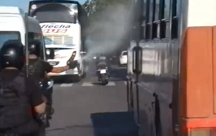 La agentes en moto atacaron al micro sin motivo aparente