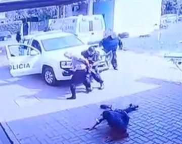 Esposado le arrebató el arma a un policía y lo baleó