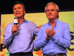 asume macri: jura en el congreso y pinedo le entrega el baston y la banda en la rosada asume macri: jura en el congreso y pinedo le entrega el baston y la banda en la rosada