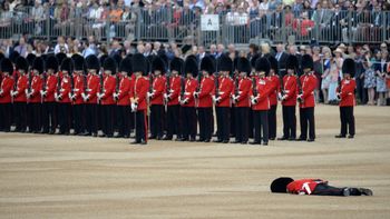 soldado caido: un blooper en el festejo por los 90 anos de la reina de inglaterra soldado caido: un blooper en el festejo por los 90 anos de la reina de inglaterra