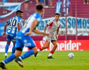 Estudiantes goleó Deportivo Argentino en el inicio de su defensa del título