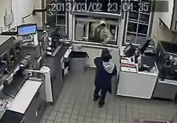 VIDEO: Una mujer evita un robo tirándole café en la cara al delincuente