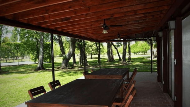 El pueblo cercano que ofrece una salida de relax y paseo.