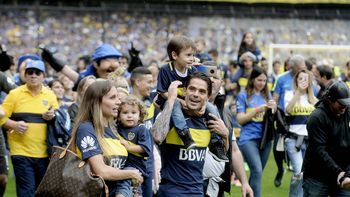 El volante y emblema de Boca, Fernando Gago, junto a sus hijos y su mujer, Gisela Dulko El volante y emblema de Boca, Fernando Gago, junto a sus hijos y su mujer, Gisela Dulko