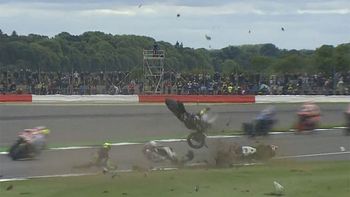 impactante: el terrible accidente de motos que obligo a interrumpir una carrera impactante: el terrible accidente de motos que obligo a interrumpir una carrera
