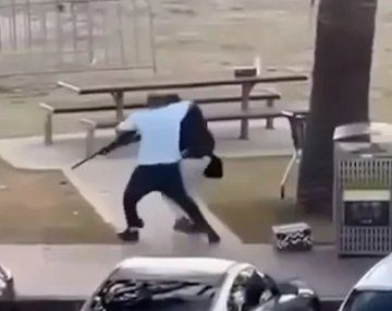 Video: el momento en que un hombre desarmó a uno de los tiradores en Australia